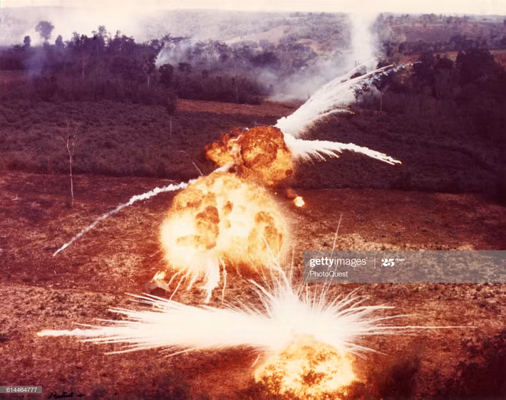 Cận cảnh những quả cầu lửa chết chóc của bom napalm ở Việt Nam, 1966.