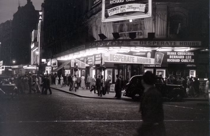 Ánh đèn sáng rực tại các cửa hàng ở giao lộ Charing Cross, thành phố London ngày 1/8/1955.