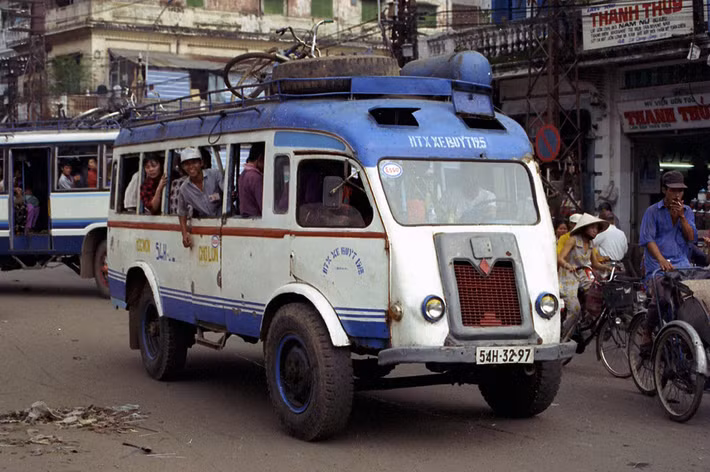 Renault Goélette biển số 54H-32-97 chạy ở khu vực Chợ Lớn, TP. HCM năm 1996.