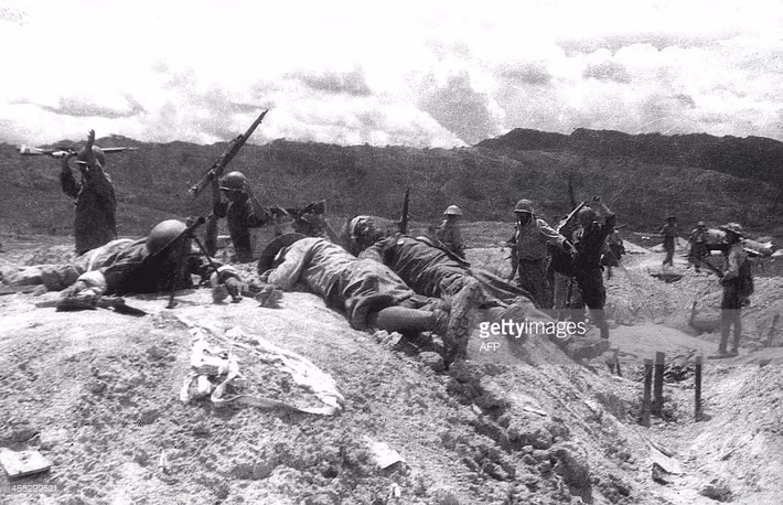 Quân Pháp tại một vị trí chiến đấu ở sân bay Mường Thanh buông súng đầu hàng ngày 22/4/1954.