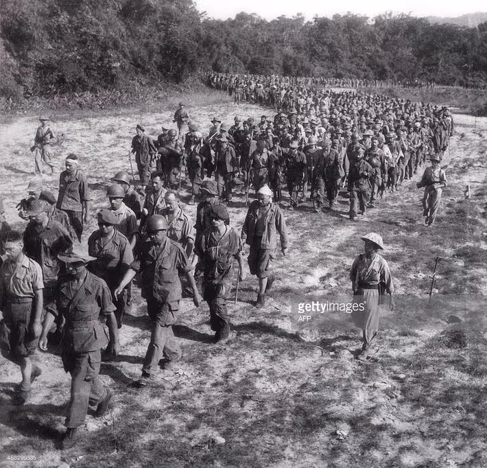 Tù binh Pháp được áp giải khỏi Điện Biên Phủ. Ngày 7/5/1954, các chiến sĩ Việt Minh vượt cầu Mường Thanh tiến thẳng vào chỉ huy sở của địch. Tập đoàn cứ điểm Điện Biên Phủ đã sụp đổ hoàn toàn.