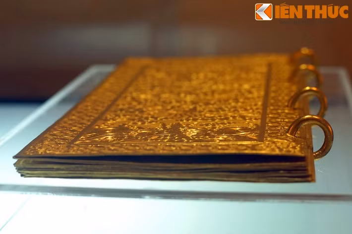 Kim sách (sách bằng vàng) niên hiệu Gia Long thứ 5 (1806), ghi lại việc lên ngôi của vua Gia Long, được đánh giá là kim sách có nội dung hay nhất trong số các hiện vật cùng loại còn được lưu giữ ở Việt Nam.
