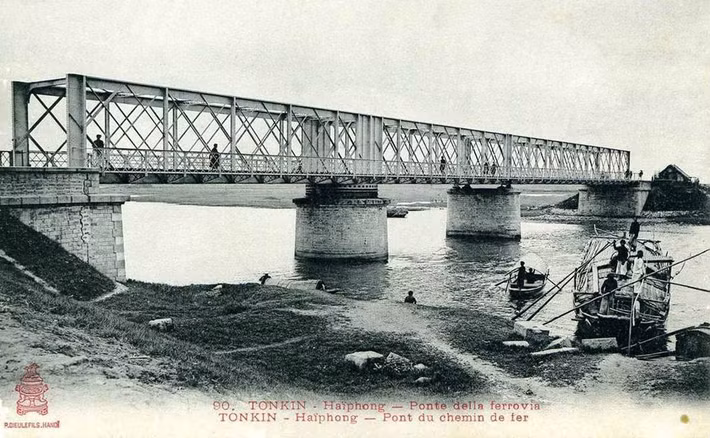 Từ cuối thế kỷ 19, chính quyền thuộc địa đã chọn Hải Phòng xây dựng cảng biển cùng tuyến đường sắt Hải Phòng đi Hà Nội, Lào Cai. Một loạt cầu thép đã được xây trên tuyến xe lửa này, trong đó có cầu Quay Hải Phòng.