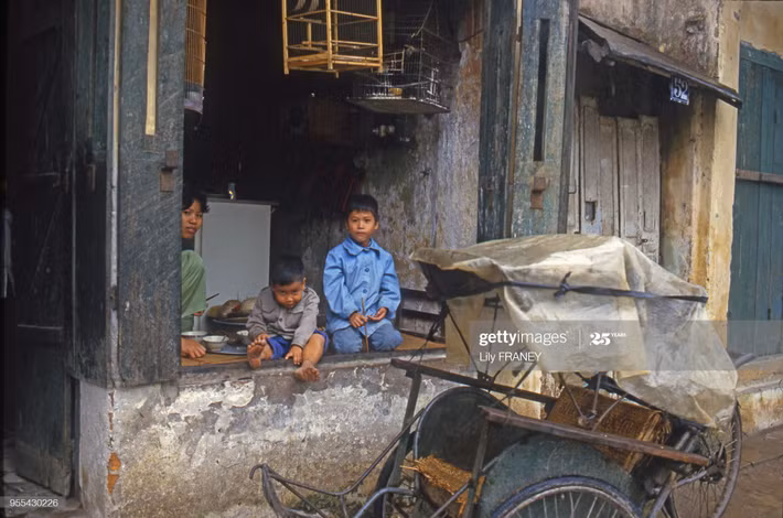 Những đứa bé tại góc phố cũ.