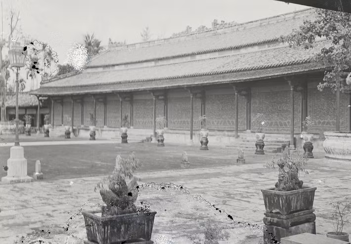 Điện Cần Chánh thập niên 1920. Điện đặt trên nền đài cao gần 1 mét, bó vỉa bằng gạch vồ và đá thanh. Diện tích gần 1000m2. Chính điện 5 gian, 2 chái kép, tiền điện 7 gian, 2 chái đơn.