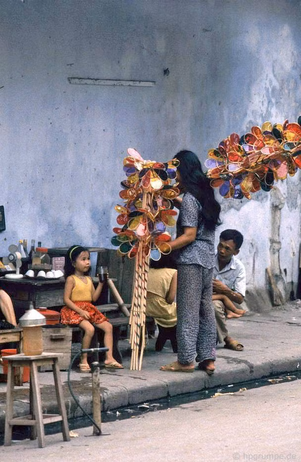Đèn ông sư được bày bán trên đường phố Hà Nội dịp Tết Trung thu năm 1992. Ảnh: Hans-Peter Grumpe.