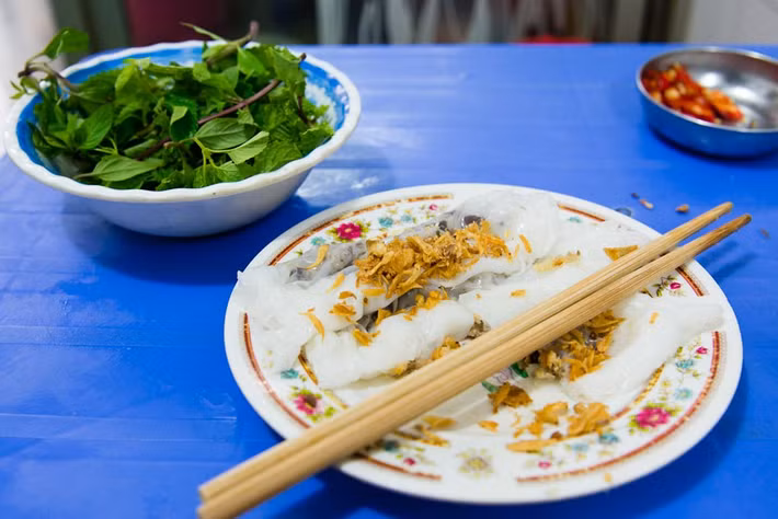 Bánh cuốn Hà Nội, món ăn "lạ" mà người chụp không biết phải gọi tên là gì. Ảnh: Voyagista / Flickr.