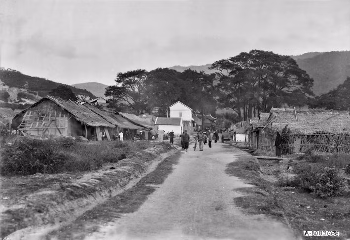 Đường vào một ngôi làng ở Quảng Yên xưa.