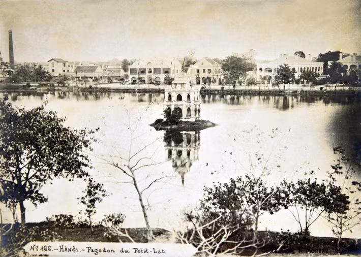 Hồ Gươm ở Hà Nội giai đoạn 1890-1895. Bên bờ hồ thời điểm này đã có nhiều ngôi nhà kiểu Tây. Ảnh: Lyndatrouve.com.