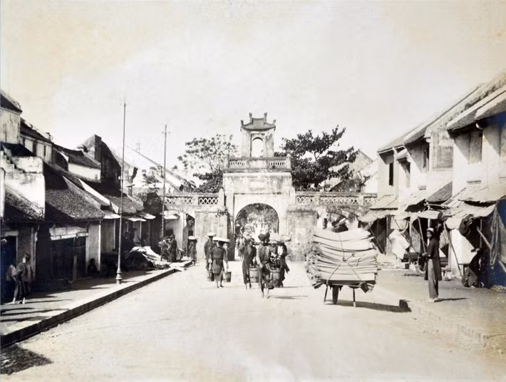Phố Hàng Chiếu và cửa ô Quan Chưởng. Trên phố có một xe chở chiếu cói, mặt hàng chính được buôn bán trên phố này.