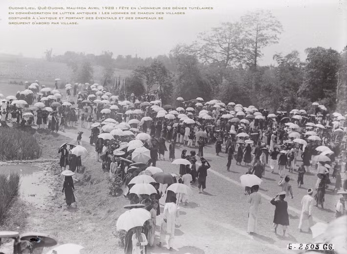 Người dân đi trẩy hội làng Dương Liễu ở tỉnh Hà Đông năm 1928. Ngôi làng này ngày nay là xã Dương Liễu, huyện Hoài Đức, Hà Nội.