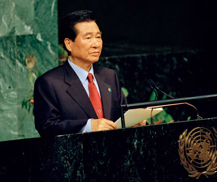  6. Kim Dae-jung (1998–2003). Mặc dù Kim Dae-jung được ca ngợi vì nỗ lực hòa giải với CHDCND Triều Tiên, ông bị chỉ trích vì việc hối lộ Triều Tiên bằng tiền viện trợ bí mật để tổ chức hội nghị thượng đỉnh liên Triều năm 2000. Ảnh: Britannica.