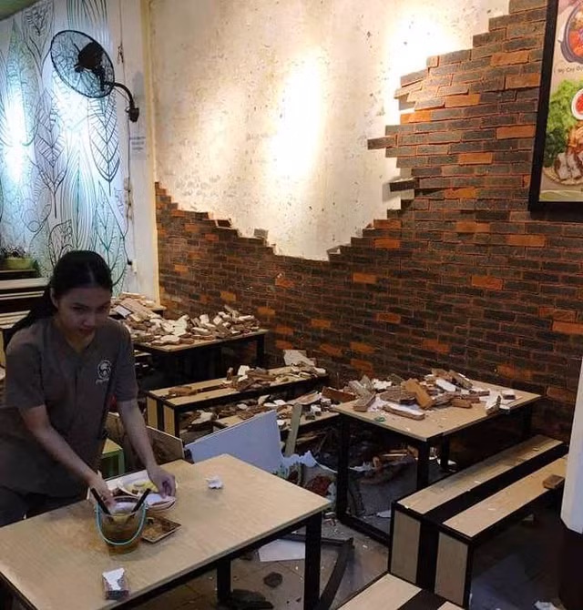 Đang ăn, 4 thực khách xui xẻo bị tường sập trúng đầu Dang an, 4 thuc khach xui xeo bi tuong sap trung dau