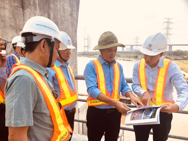 Lãnh đạo TP HCM thị sát Dự án ngăn triều 10.000 tỷ Lanh dao TP HCM thi sat Du an ngan trieu 10.000 ty