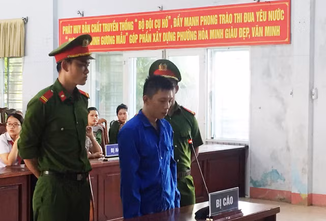 Lấy búa đập liên tiếp vào đầu người tình vì thấy giống 'con rắn 6 đầu' Lay bua dap lien tiep vao dau nguoi tinh vi thay giong 'con ran 6 dau'
