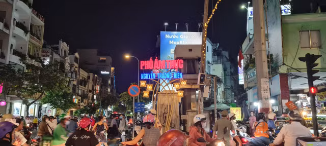 Cận cảnh phố ẩm thực Nguyễn Thượng Hiền vừa đi vào hoạt động tại TP Hồ Chí Minh - Hình 2 Can canh pho am thuc Nguyen Thuong Hien vua di vao hoat dong tai TP Ho Chi Minh-Hinh-2
