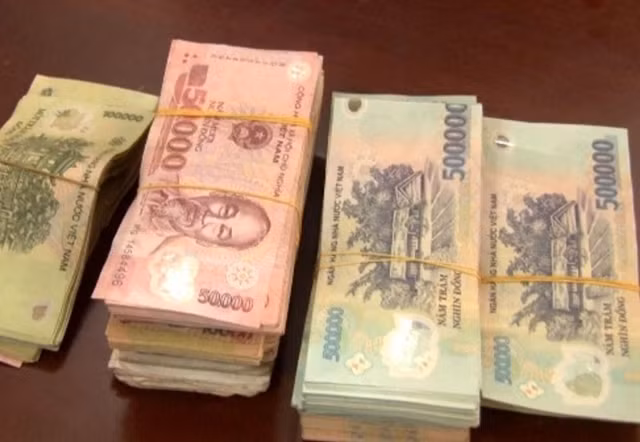 Đậu xe máy bên đường, người phụ nữ bị trộm lấy 126 triệu đồng - Hình 2 Dau xe may ben duong, nguoi phu nu bi trom lay 126 trieu dong-Hinh-2