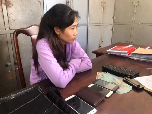 Mẹ đưa con đi khám rồi xúi con trộm tiền, túi xách và điện thoại của bệnh nhân Me dua con di kham roi xui con trom tien, tui xach va dien thoai cua benh nhan