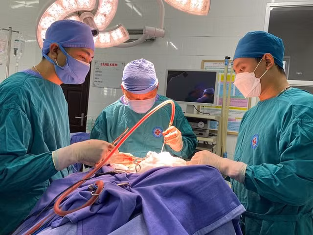 Hai bệnh viện phối hợp cứu mắt bé gái bị chấn thương - Hình 2 Hai benh vien phoi hop cuu mat be gai bi chan thuong-Hinh-2