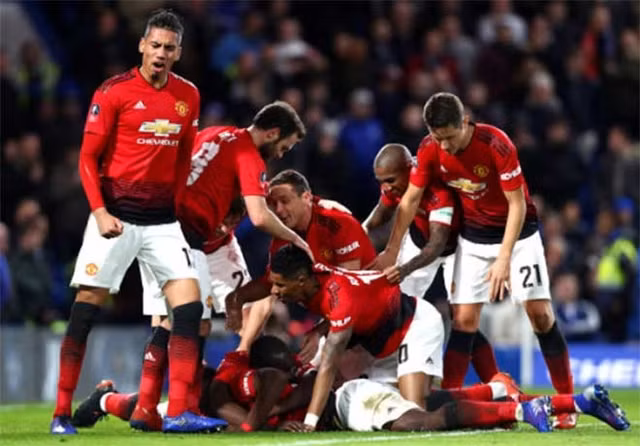 MU bùng nổ, Chelsea rơi xuống vực thẳm MU bung no, Chelsea roi xuong vuc tham