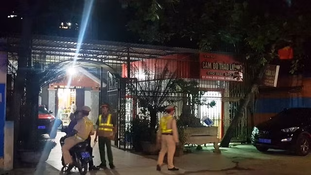 Khám nhà đối tượng Thảo đánh công an rớt xuống sông, phát hiện súng và kiếm Kham nha doi tuong Thao danh cong an rot xuong song, phat hien sung va kiem