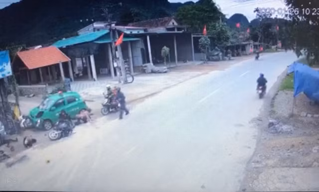 Taxi mất lái tông vào nhóm người đi chúc Tết, nhiều trẻ em chấn thương sọ não - Hình 2 Taxi mat lai tong vao nhom nguoi di chuc Tet, nhieu tre em chan thuong so nao-Hinh-2