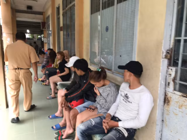 Bi CSGT truy duoi vi net po dua xe trai phep, nhom thanh nien nam nu lao xe xuong kenh-Hinh-2