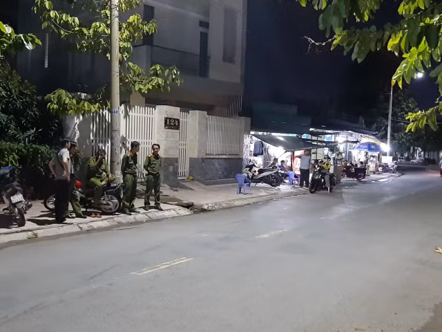 Hai nhà sát vách mâu thuẫn vì chuyện để xe máy dẫn đến án mạng - Hình 2 Hai nha sat vach mau thuan vi chuyen de xe may dan den an mang-Hinh-2