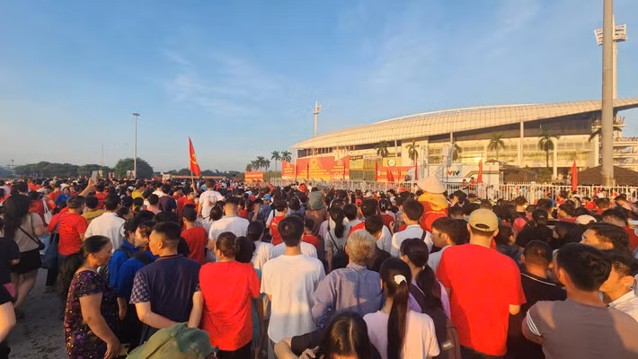 Người dân nhìn về cổng sân vận động Mỹ Đình.