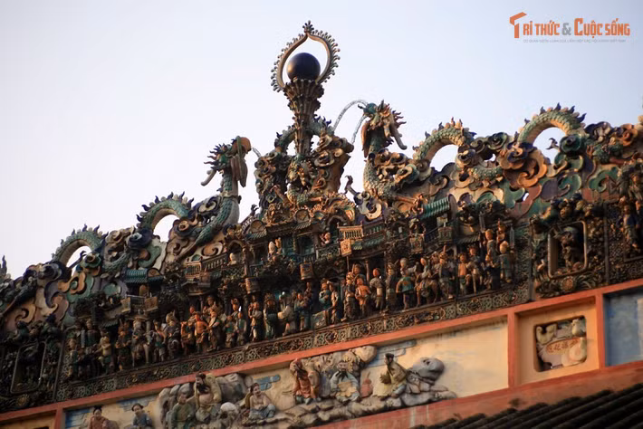 Kiến trúc mang đậm dấu ấn Quảng Đông. Chùa có mái ngói uốn cong, họa tiết chạm khảm sành sứ và các mảng phù điêu kể chuyện dân gian truyền thống của người Quảng Đông.