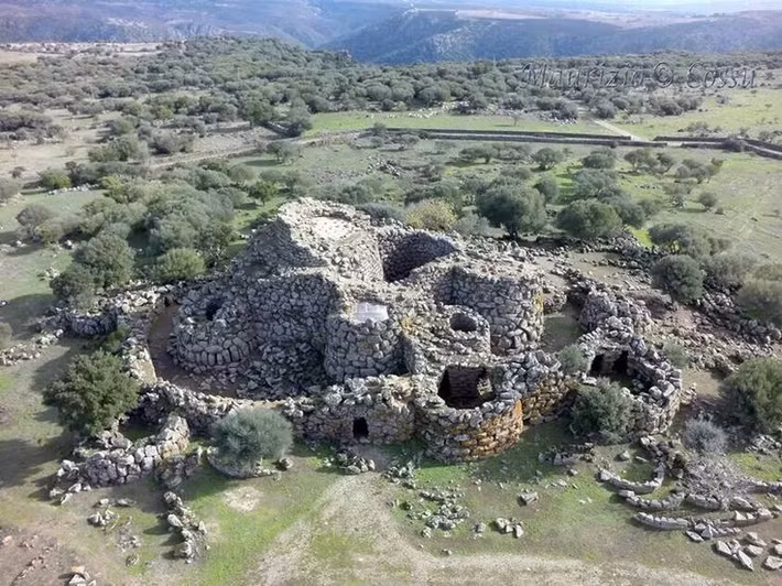  Là điểm du lịch nổi tiếng ở Sardinia. Ngày nay, Su Nuraxi thu hút hàng ngàn du khách và học giả đến khám phá lịch sử lâu đời của hòn đảo Địa Trung Hải này. Ảnh: Pinterest.
