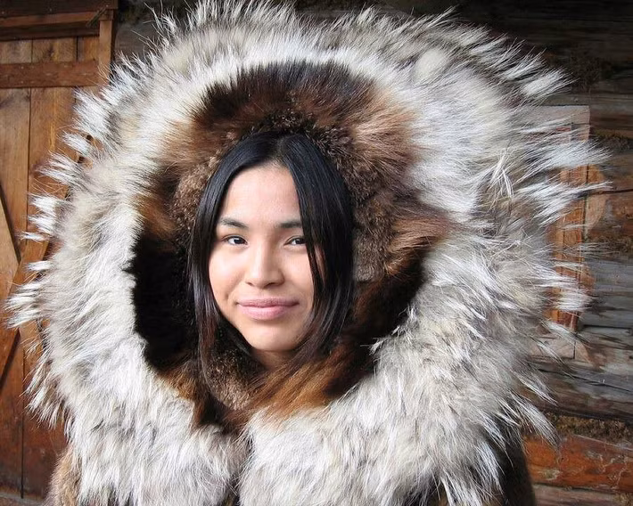  Tên gọi “Yupik” mang ý nghĩa con người đích thực. Trong ngôn ngữ bản địa, “Yuk” nghĩa là con người, còn “-pik” nhấn mạnh tính chân thật, thể hiện niềm tự hào về bản sắc tộc người. Ảnh: Pinterest.