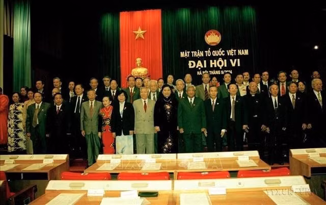 Ban chấp hành Mặt Mặt trận tổ quốc Việt Nam khóa VI ra mắt Đại hội. Chủ tịch UBTƯ MTTQ Việt Nam khóa 6 là ông Phạm Thế Duyệt, Phó Chủ tịch kiêm Tổng Thư ký là ông Huỳnh Đảm (2004). Ảnh: Đức Tám/TTXVN