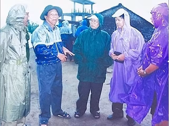 le-huy-ngo-mot-doi-nang-no-voi-nong-dan-164114-581-173033.jpg