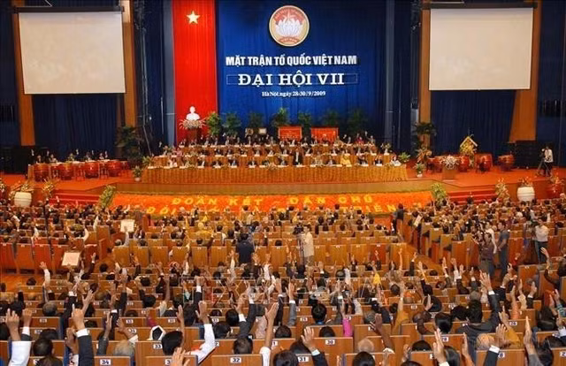 Các đại biểu biểu quyết thông qua Nghị quyết của Đại hội đại biểu toàn quốc Mặt trận Tổ quốc Việt Nam lần thứ VII (2009). Ảnh : Nguyễn Dân/TTXVN