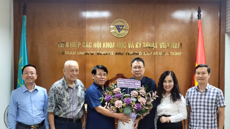 Lãnh đạo VUSTA làm việc với Viện Chính trị, Hành chính và Chính sách công 
