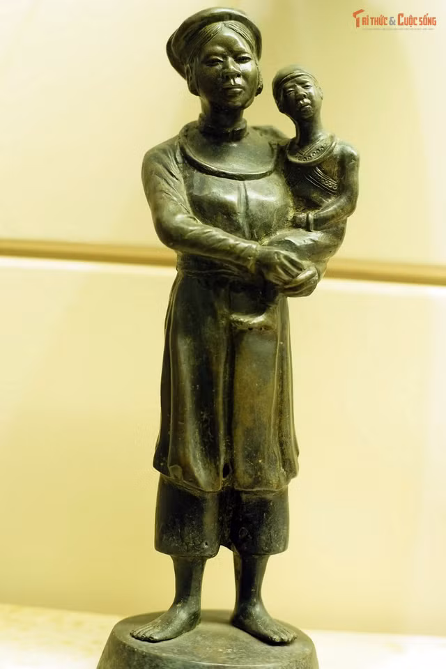 kto-tr_phu-nu-tren-co-vat-viet.jpg