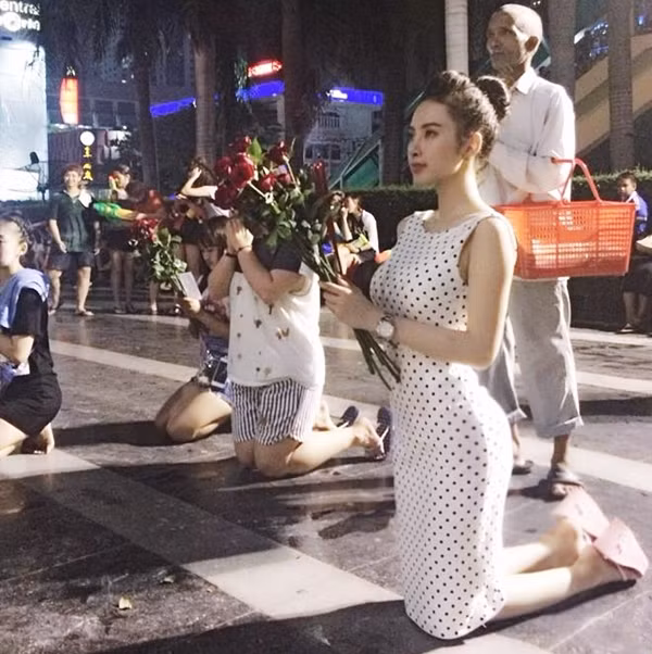 Den ca sao Viet cung an mac phan cam khi di le chua-Hinh-8