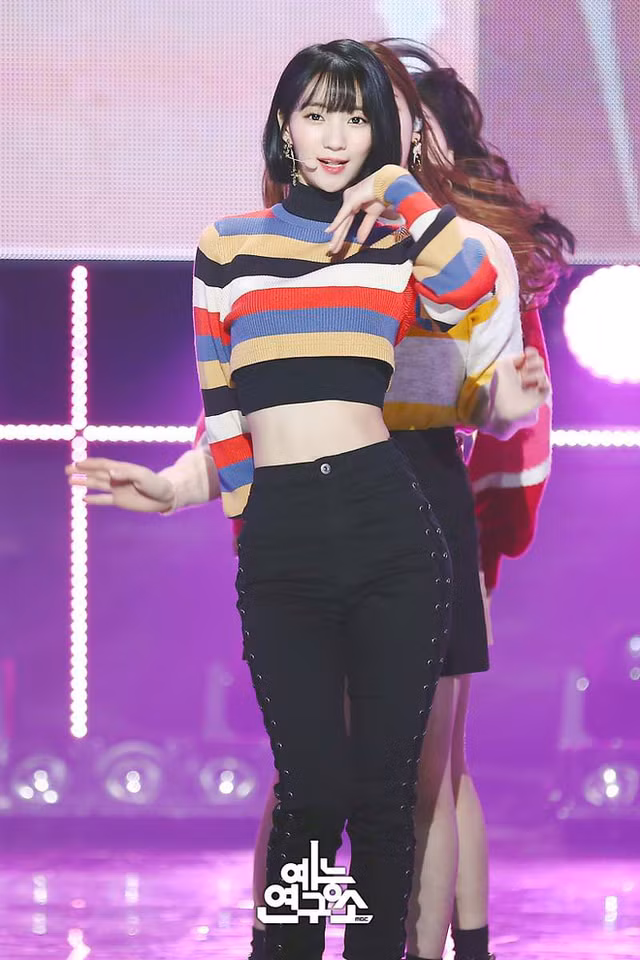 Ngắm vòng eo con kiến của Binnie (Oh My Girl) - Hình 2 Ngam vong eo con kien cua Binnie (Oh My Girl)-Hinh-2