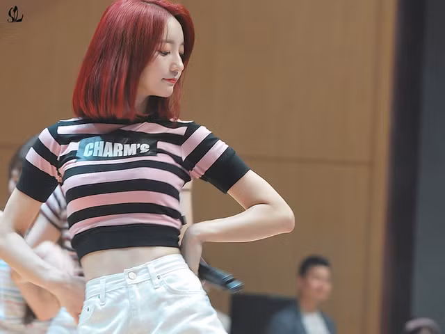 Ngắm vòng eo con kiến của Binnie (Oh My Girl) - Hình 3 Ngam vong eo con kien cua Binnie (Oh My Girl)-Hinh-3