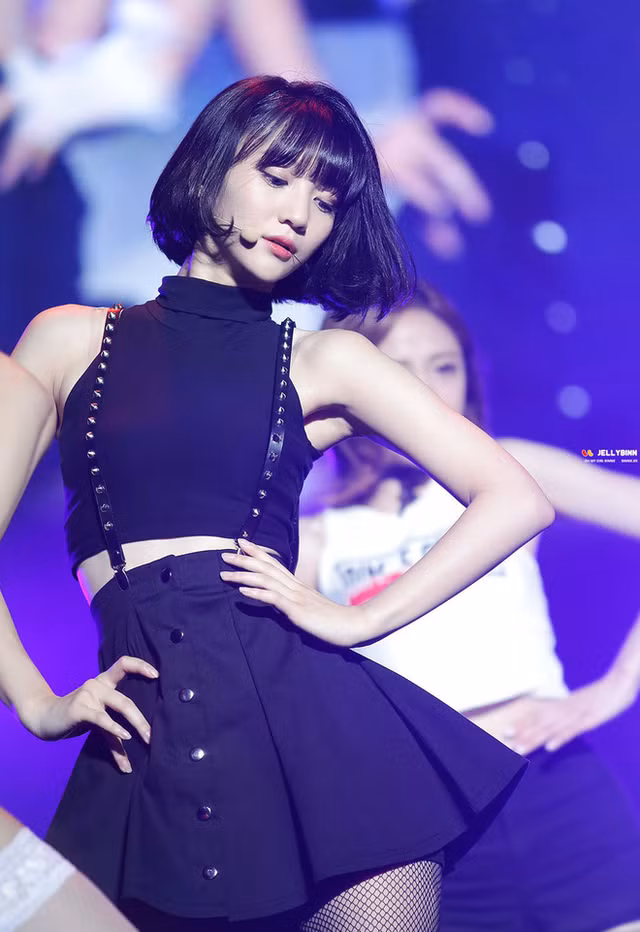 Ngắm vòng eo con kiến của Binnie (Oh My Girl) - Hình 4 Ngam vong eo con kien cua Binnie (Oh My Girl)-Hinh-4