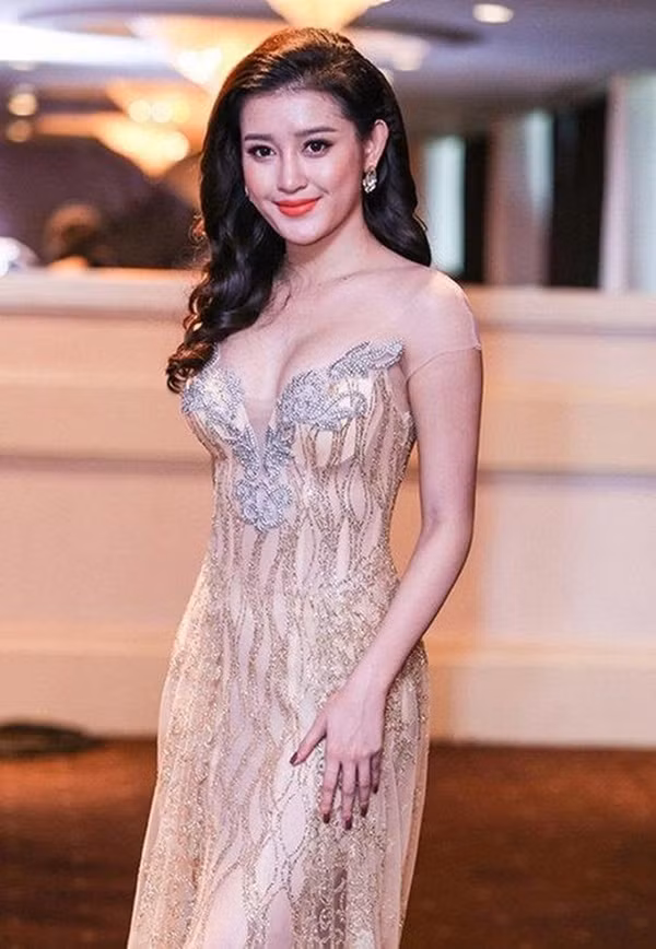 Mỹ nhân Việt diện trang phục xuyên thấu lộ miếng dán ngực - Hình 11 My nhan Viet dien trang phuc xuyen thau lo mieng dan nguc-Hinh-11