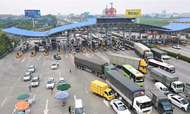 Ùn tắc đường tại các chốt COVID-19: Giải pháp nào hữu hiệu? Un tac duong tai cac chot COVID-19: Giai phap nao huu hieu?