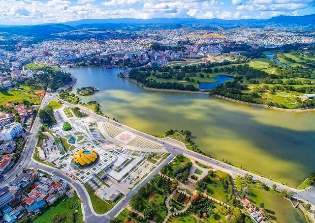 Tiền đâu để Phú Đông Group của ông Ngô Quang Phúc làm nhà ở thương mại tại Lâm Đồng? Tien dau de Phu Dong Group cua ong Ngo Quang Phuc lam nha o thuong mai tai Lam Dong?