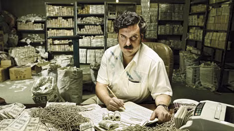 "Ông hoàng cocaine" Pablo Escobar và các bí mật kinh hoàng - Hình 6 Trong thời kỳ đỉnh cao quyền lực, Escobar kiếm được 70 triệu USD mỗi ngày. Băng đảng Medellin Cartel phải bỏ ra hơn 1.000 USD mỗi tuần mua dây chun buộc tiền để cất trong nhà kho. Trong quá trình cất giữ, 10% số tiền bị mất mỗi năm do chuột gặm.