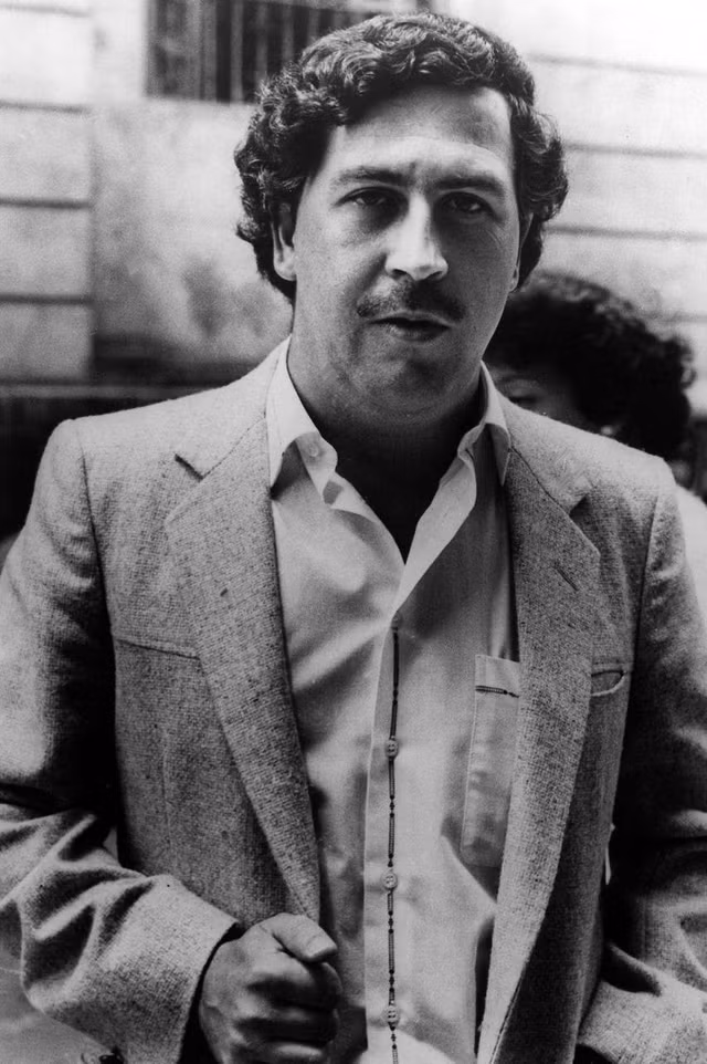 "Ông hoàng cocaine" Pablo Escobar và các bí mật kinh hoàng - Hình 4 Đến tháng 5/1976, Escobar cùng một số đàn em bị bắt quả tang với 17 kg cocaine khi vừa trở về từ Ecuador. Khi ấy, gã cố hối lộ thẩm phán để thoát tội nhưng không thành công. Sau đó, "ông hoàng cocaine" ra lệnh cho đàn em giết hại hai cảnh sát tham gia vụ bắt giữ. Nhờ đó, hoạt động điều tra chấm dứt và Escobar tiếp tục mở rộng hoạt động.