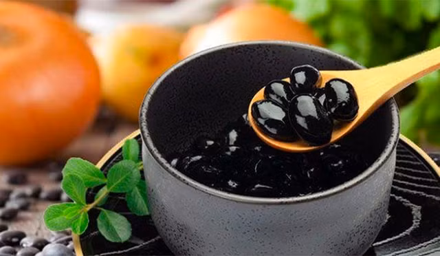 Cơ thể thay đổi đáng mừng khi ăn đậu đen ngâm thứ này mỗi ngày Co the thay doi dang mung khi an dau den ngam thu nay moi ngay