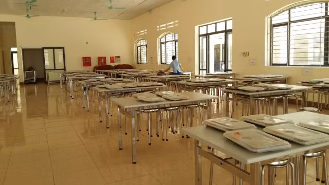 Vụ Hiệu trưởng 'cắt xén' khẩu phần ăn học sinh ở Phù Yên, Sơn La: UBND huyện kiên quyết không bao che - Hình 2 Vu Hieu truong 'cat xen' khau phan an hoc sinh o Phu Yen, Son La: UBND huyen kien quyet khong bao che-Hinh-2