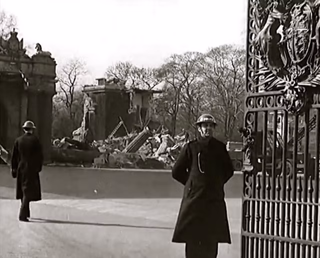 Nhìn lại vụ cung điện Buckingham của Anh suýt bị phát xít Đức xóa sổ - Hình 8 Nhin lai vu cung dien Buckingham cua Anh suyt bi phat xit Duc xoa so-Hinh-8