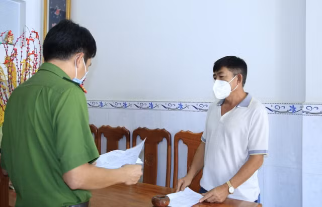 Những cán bộ công an xộ khám vì dính đến trùm buôn lậu Mười Tường - Hình 9 Nhung can bo cong an xo kham vi dinh den trum buon lau Muoi Tuong-Hinh-9